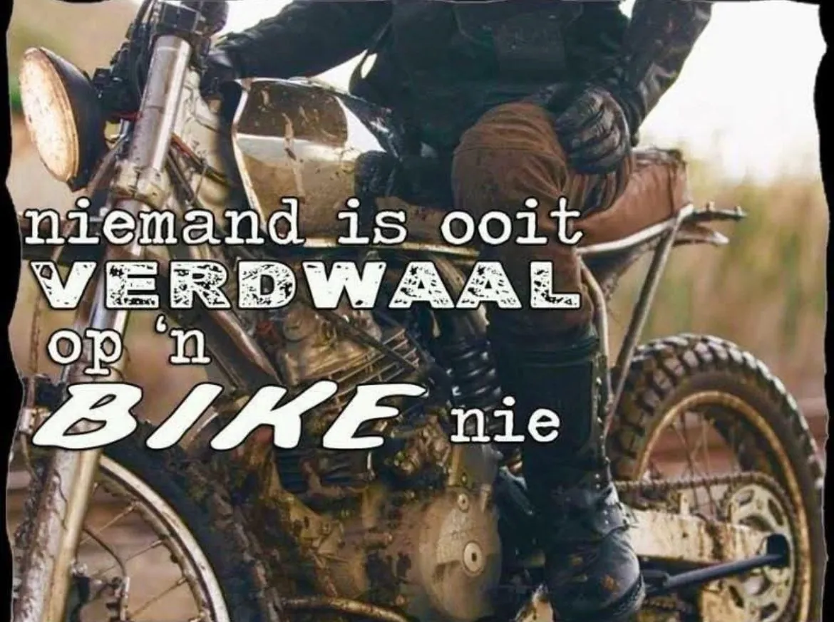 Part of a motorbike and a rider's leg, with the words Niemand is ooit verdwaal op n bike nie.